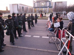 Livlig debatt utanför riksdagen