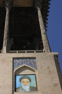 Khomeini och hans polare Khamenei blickar överallt ner på dig