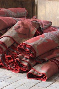 mattor i kungens moské som rullas ut vid fredagsbönen