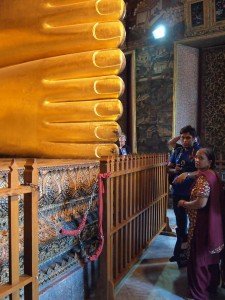 Vid den liggande buddans fötter