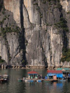 Flytande fiskeby i Hulongbukten