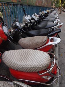 Några av Hanois tusentals motorcyklar